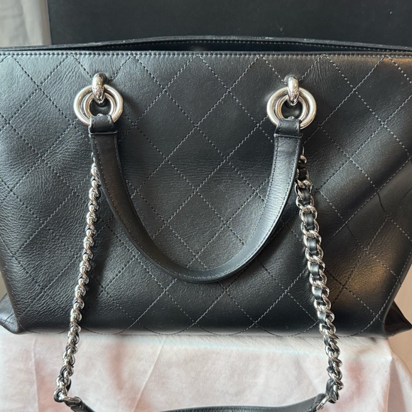 Chanel 17C Ring My Bag Tote in Black calfskin with silver hardware - Picture 9 of 13